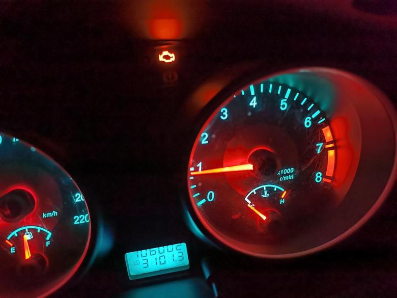 汽车上最重要的4个"警报灯",一旦亮起请停车!不管不问很危险