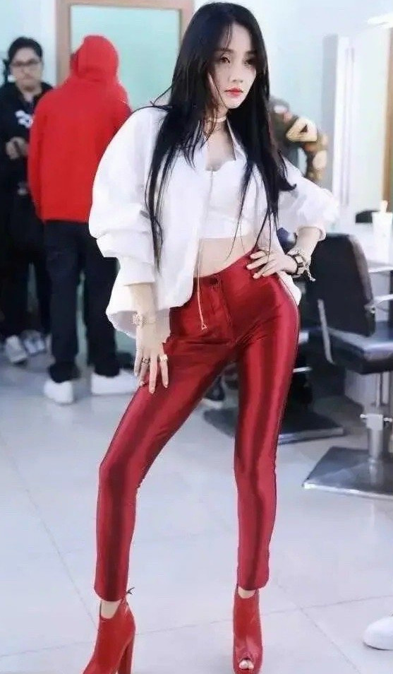 论穿皮裤只服李小璐,留意她秀出"香肠腿",根本不像孩子妈