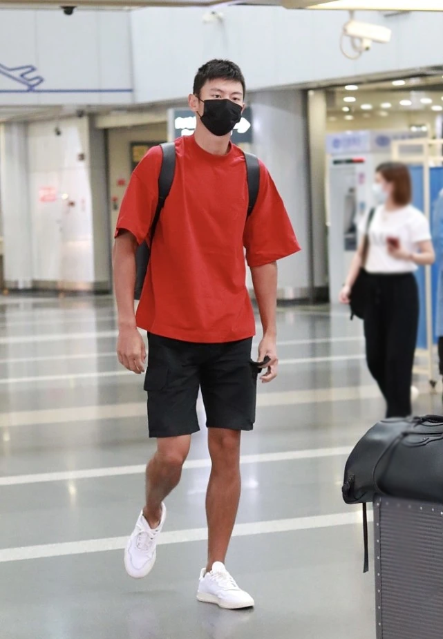 宁泽涛亮相机场,大红t恤 工装短裤时髦帅气,191的身高像超模
