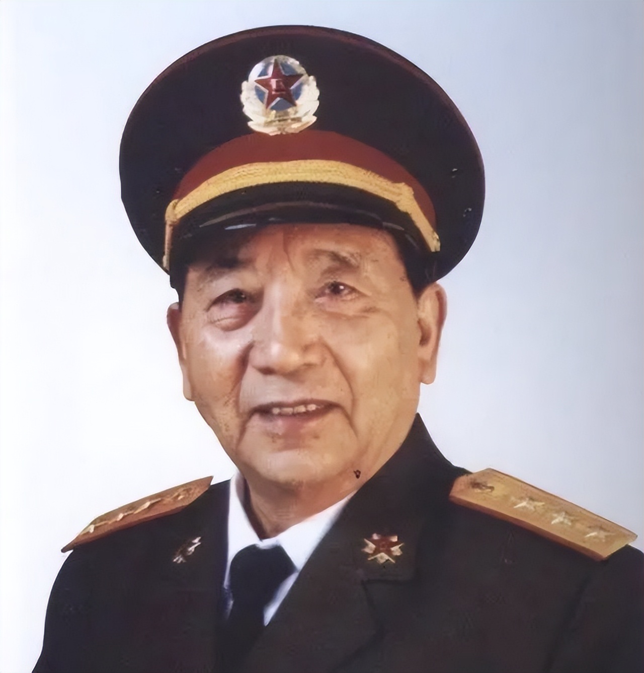 他曾出任北京军区司令员,1988年晋升上将,两位儿子都被授予中将