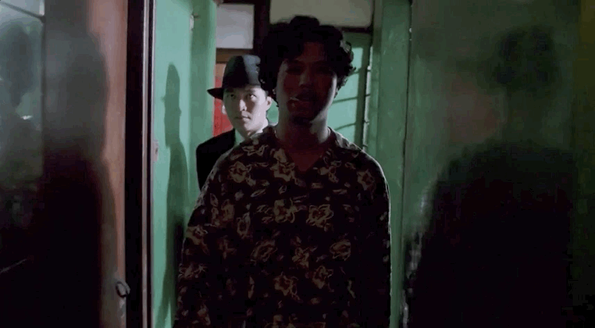 《大内密探零零发》中挖着鼻孔从楼梯上跑下来的后宫佳丽