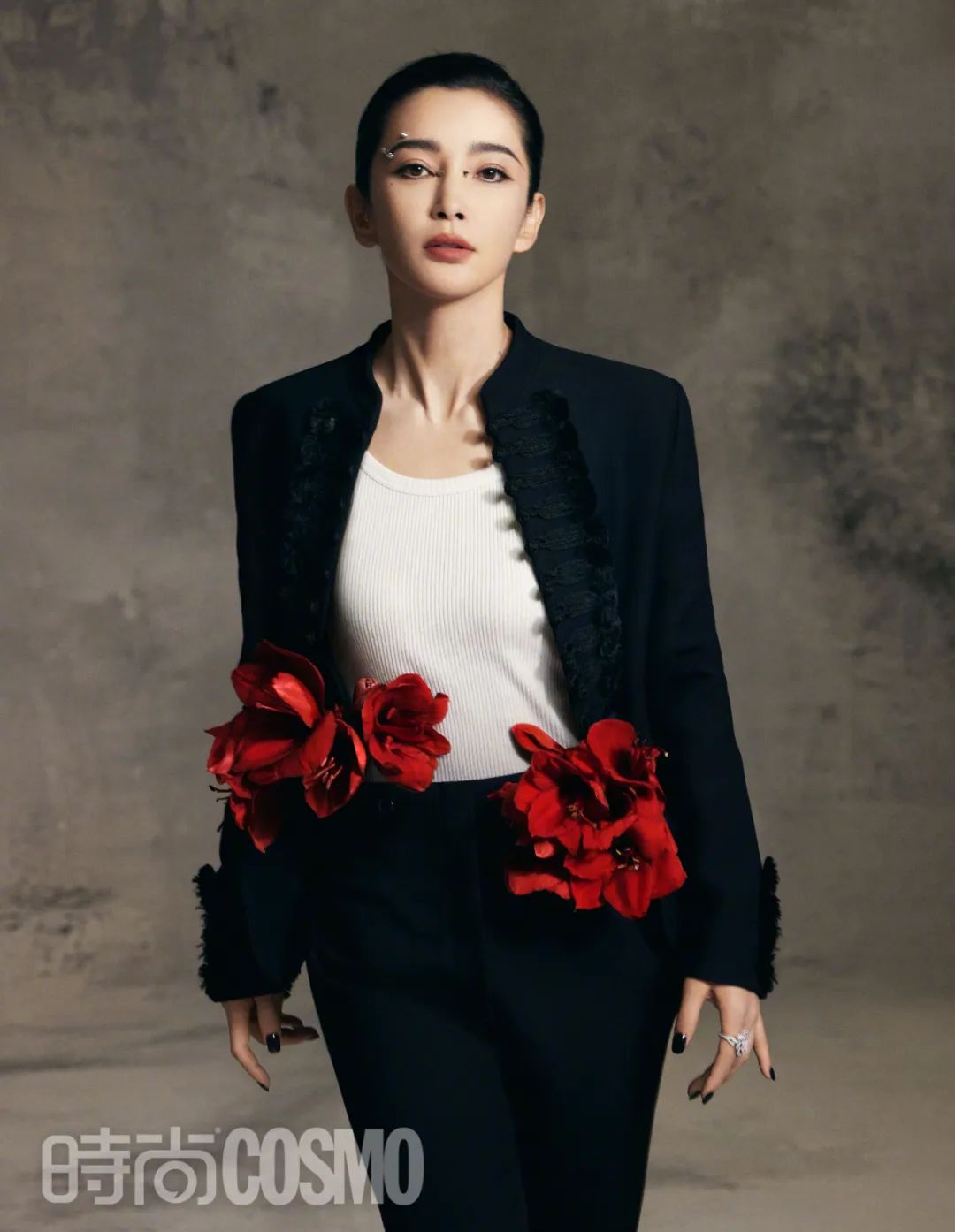 李冰冰《时尚cosmo》冬日繁花封面大片,优雅与力量兼具