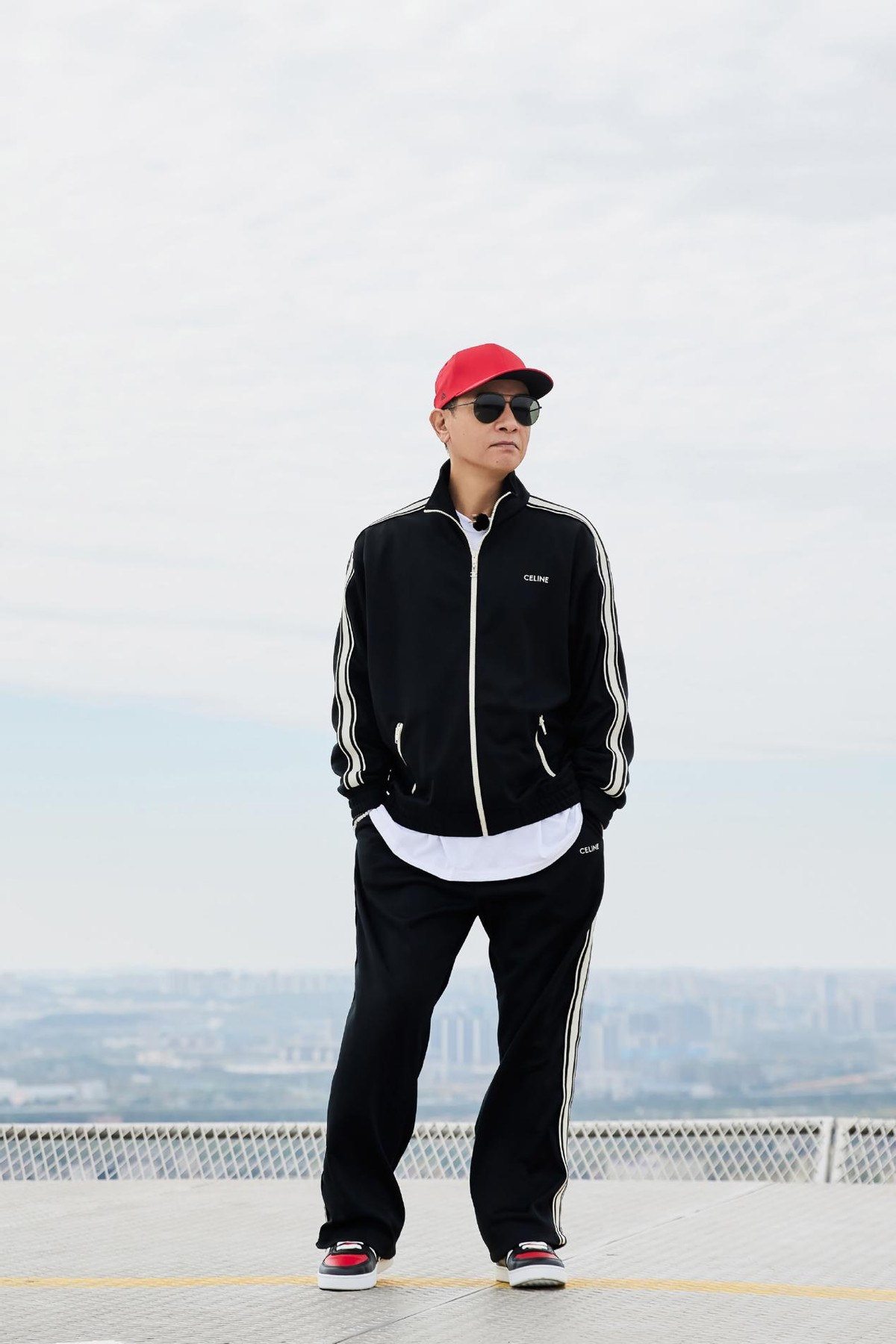 陈小春的减龄穿搭,"运动套装"造型活力十足,这哪像55岁了