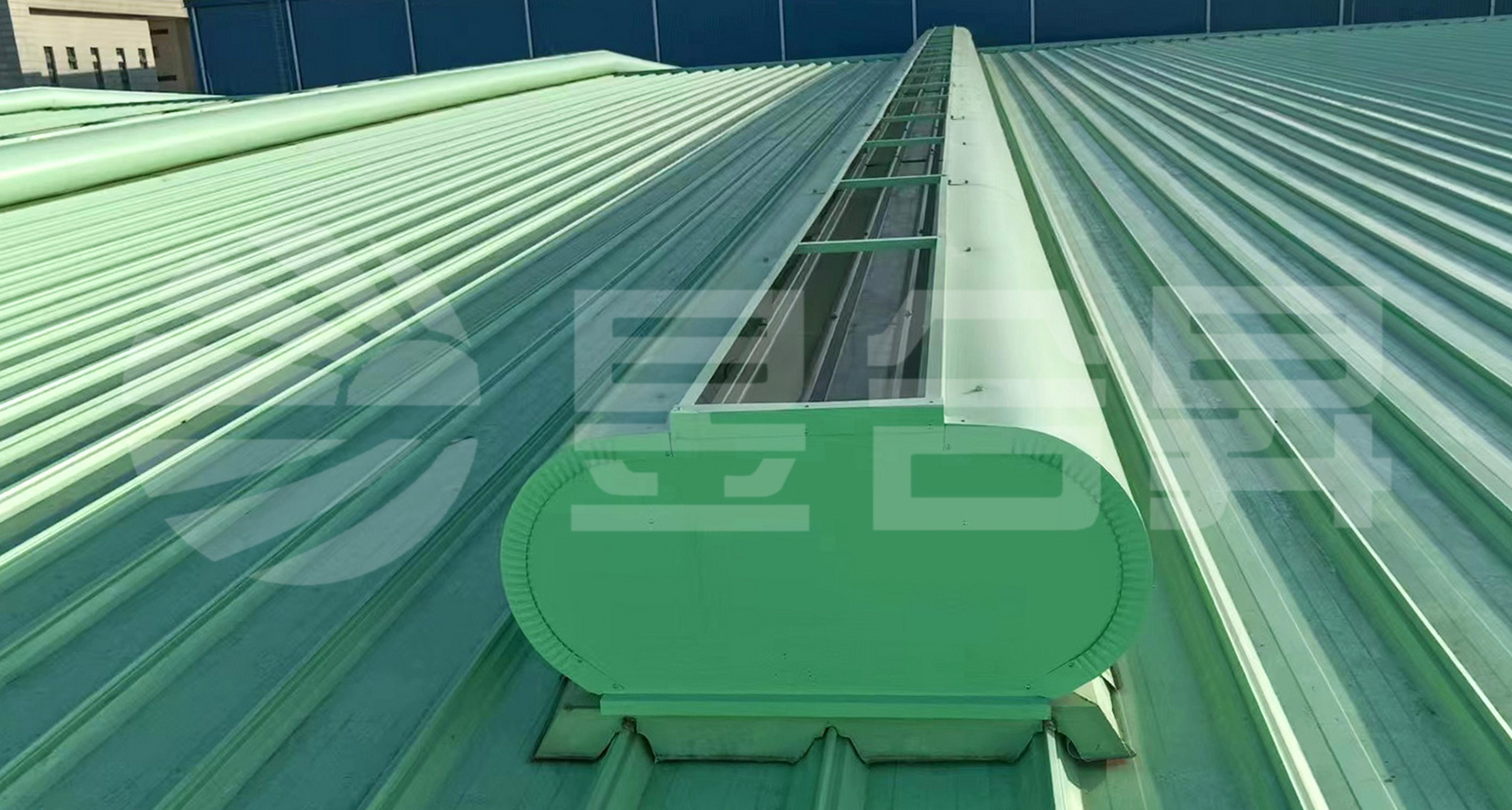 顺坡气楼是一种高效通风设备,专为厂房屋顶坡度设计.