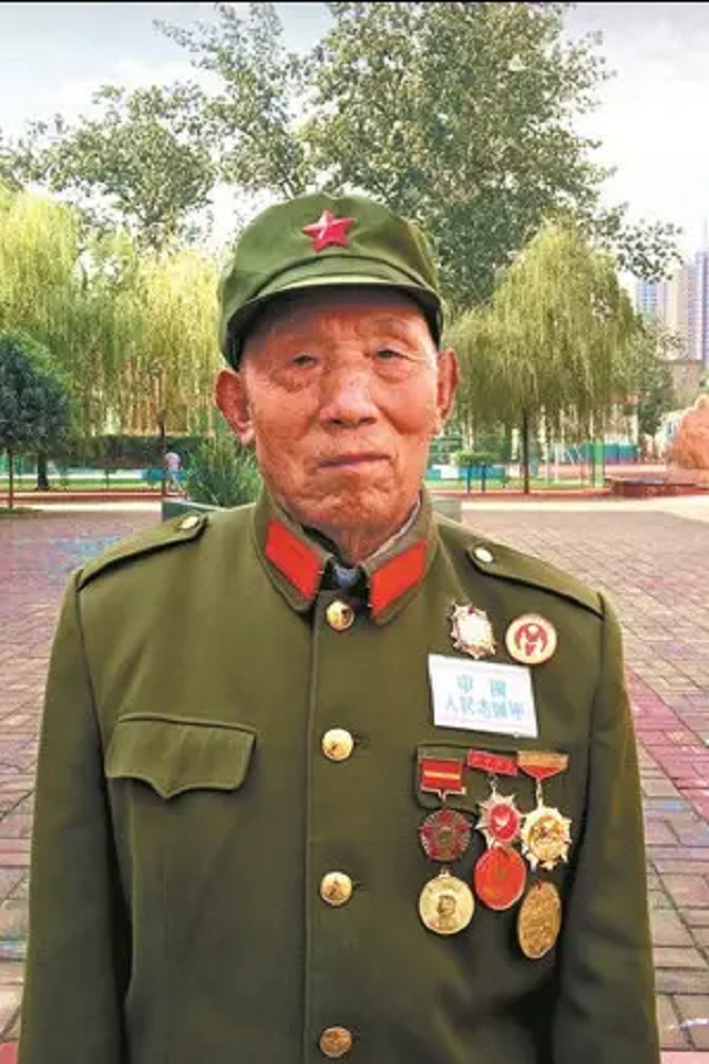 1953年少将李耀文对招待所的清洁工说我和党找你找得好苦啊