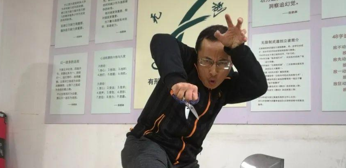 陈鹤皋:独创疯狗拳,看似滑稽却招招致命,让格斗界无人敢挑战他