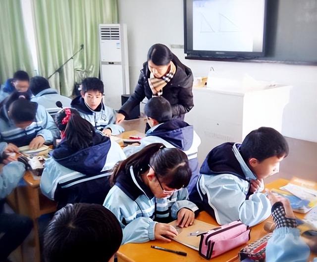 数学老师"地中海"频现,英语老师颜值在线,各个学校都一样吗?