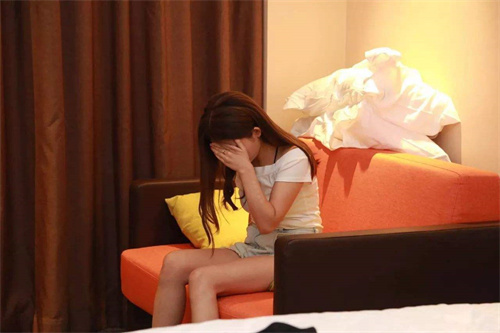 杭州美女销售被老板灌醉,醒来后躺在酒店衬衫穿反,女子崩溃报警