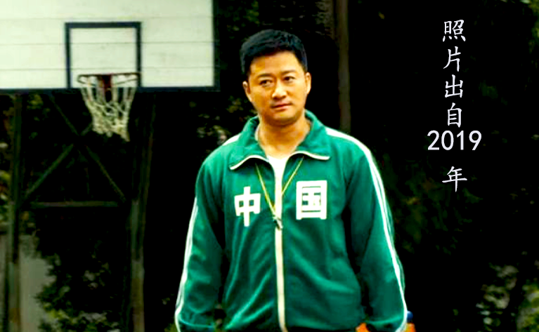 韩国教授称吴京穿的绿色运动服款式,剽窃乌贼游戏主角穿的衣服