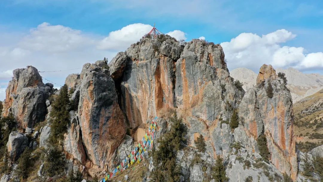 卡拉榮國神山:康區二十五大神山之一,山峰頂上有蓮師閉關修行洞