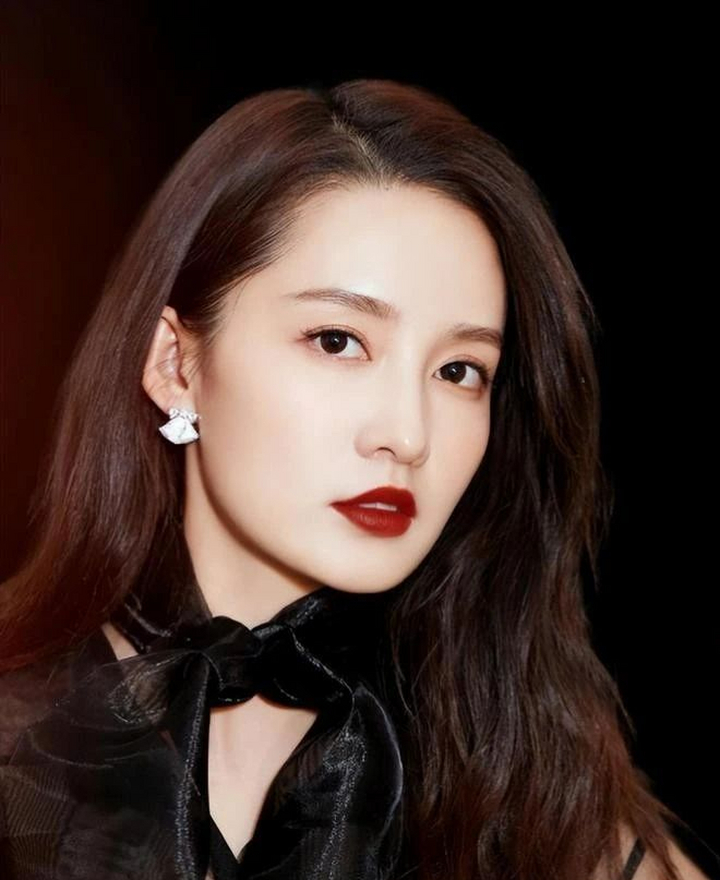 李沁在可乐广告中展现了性感和随性的完美结合,她的每个动作都显得