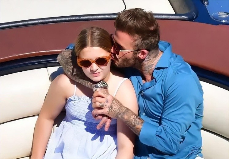 贝克汉姆太宠女儿了!12岁仍抱在怀里亲吻耳朵,小七越长越漂亮了