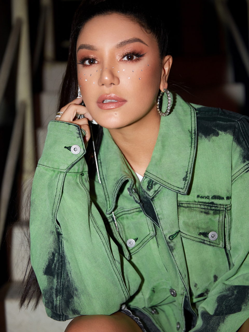 江映蓉小花姐 这次是在舞台上表演  所以一定要够闪  轮廓一定要够!