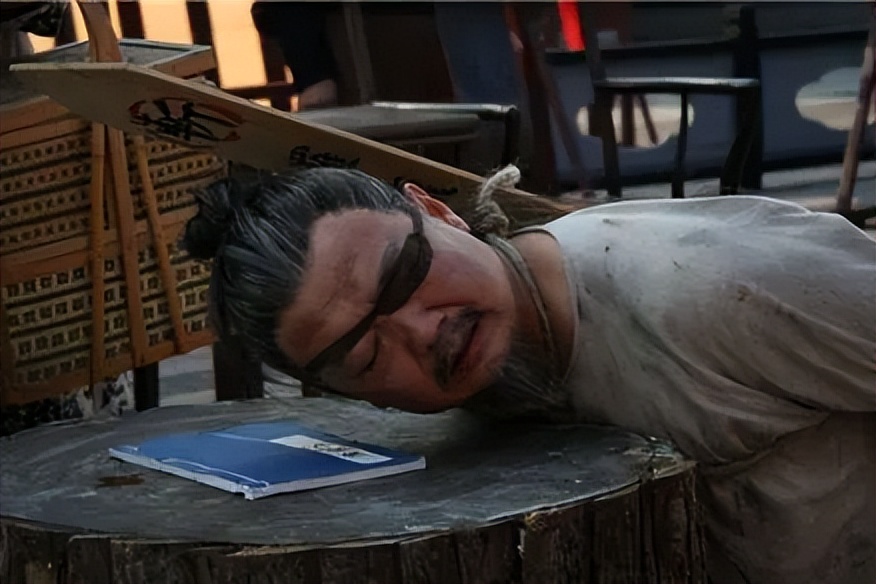 当人类头被砍掉的瞬间,是头觉得肉身没了,还是身体感觉头没了呢