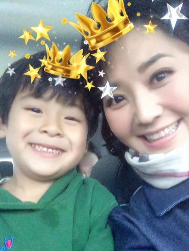 央视主持方琼:与大8岁副台长闪婚,婚后分居多年,她如今幸福吗