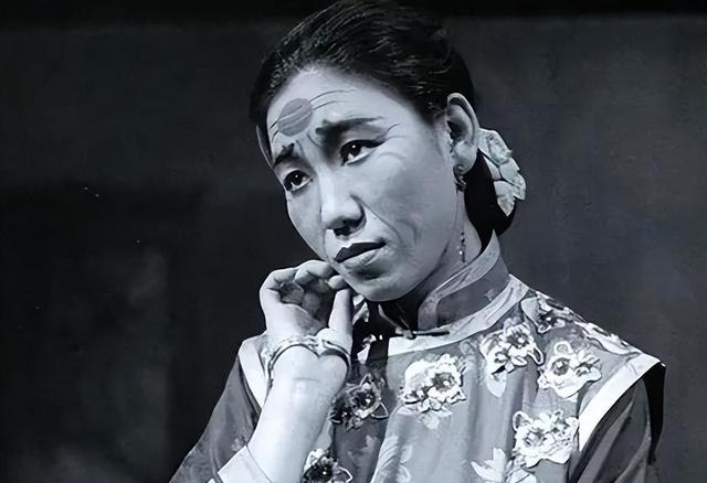 春晚一句台词识破潜伏间谍,去世23年的赵丽蓉,仍被官媒发文缅怀