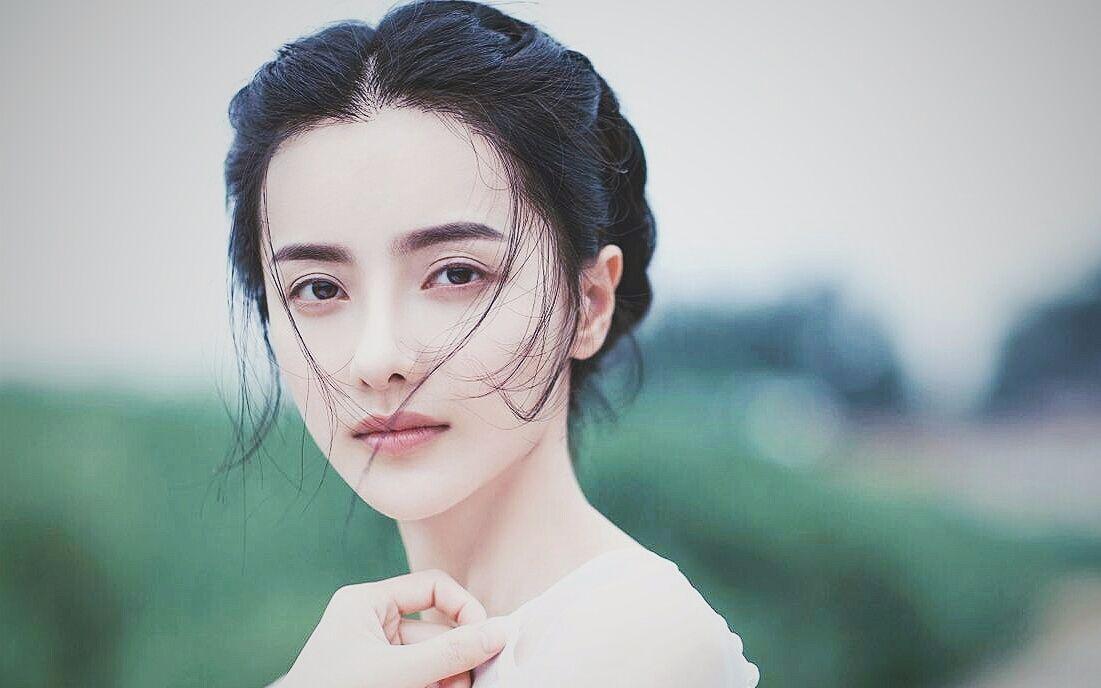 当时张芷溪被曝与金瀚恋情,一时之间整个网络上的网友全都投来了羡慕