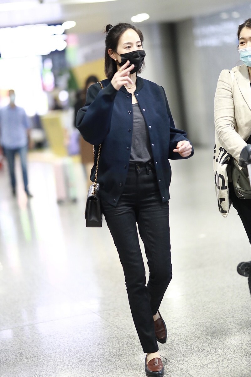 张钧甯这样穿看似简单,但一般人穿不好,身材好可以大胆尝试