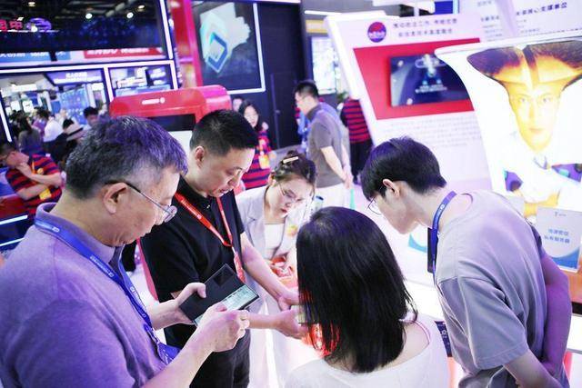 "网红钉子人"现身第十二届中国国际国防电子展览会