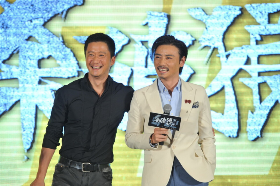 张晋的气场真挺强的,站吴京身边也抢眼,休闲西装穿出个性