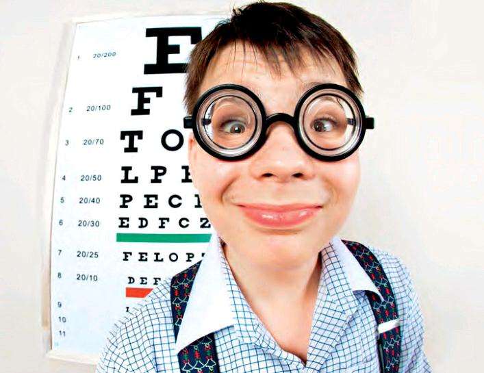 戴眼镜会导致眼球变形吗