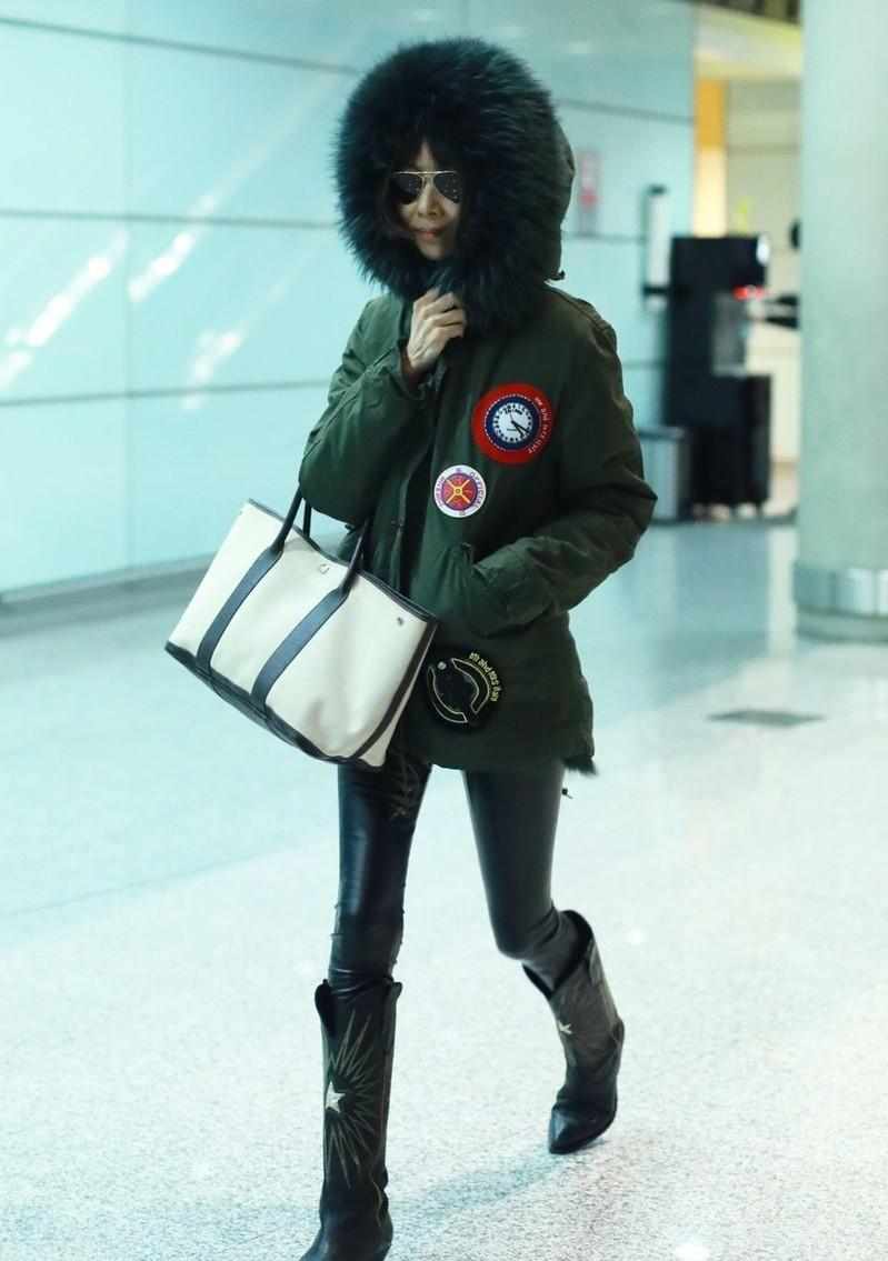 林心如晒皮衣造型,小腿这么粗还敢穿皮裤,裤子紧绷勒出褶皱