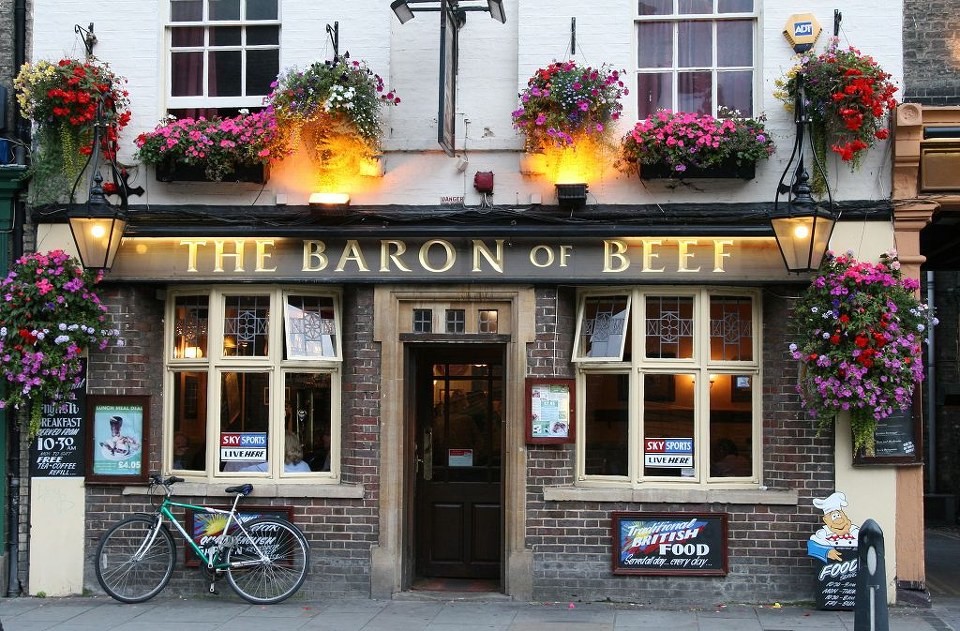 英国文化掠影:那些爱泡酒吧撩女孩看足球的英国人,最爱还是pub