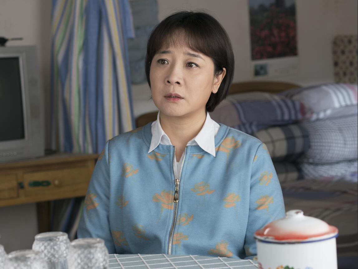 陈小艺又被拍与小鲜肉同进同出,护妻的丈夫,终于沉默了