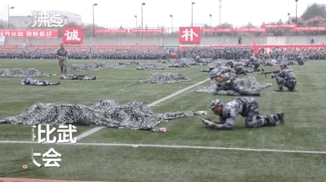 热点|高校新生军训持枪钻火圈，操场“硝烟”四起！往届同学：羡慕极了