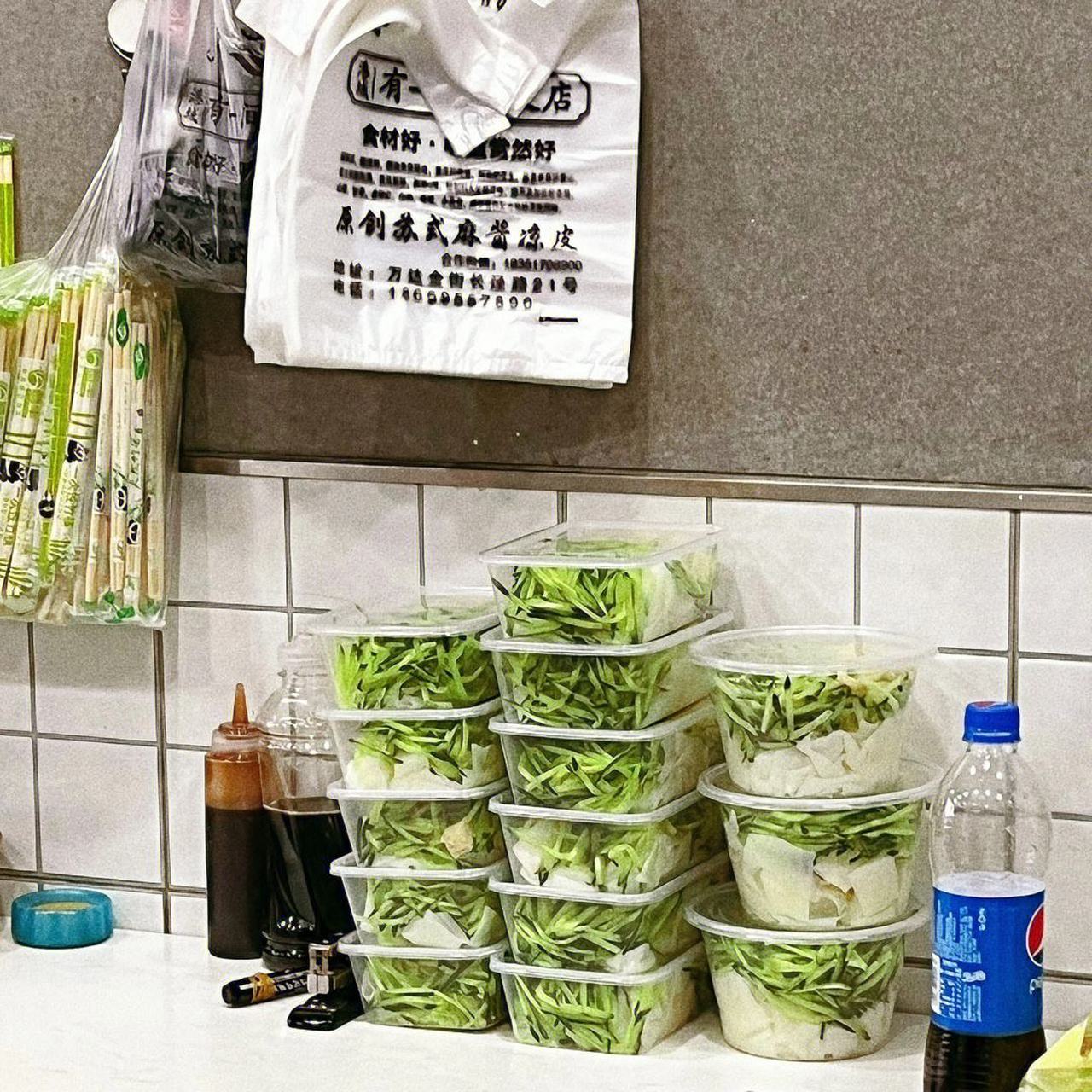 夏天到了,一定不要乱点外卖,尤其是凉皮,商家为了图方便,都采取预制的