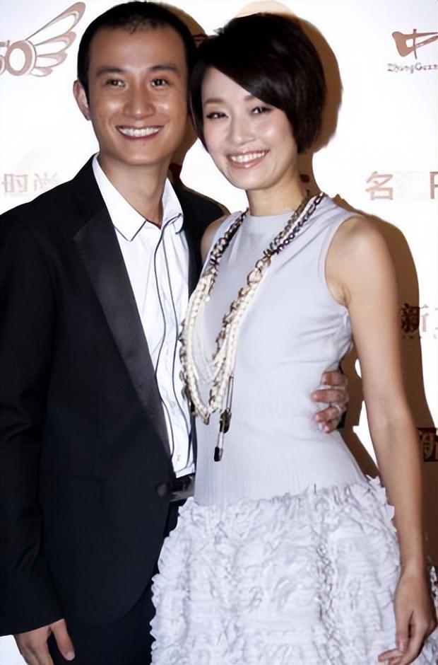 47岁马伊琍与文章破镜重圆一家四口合影幸福温馨大女儿已长大