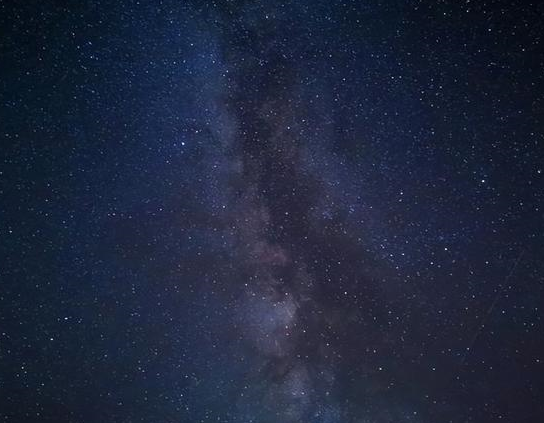 夜晚天空漆黑,其中隐藏着一个令人绝望的事实:夜空并不全是黑的