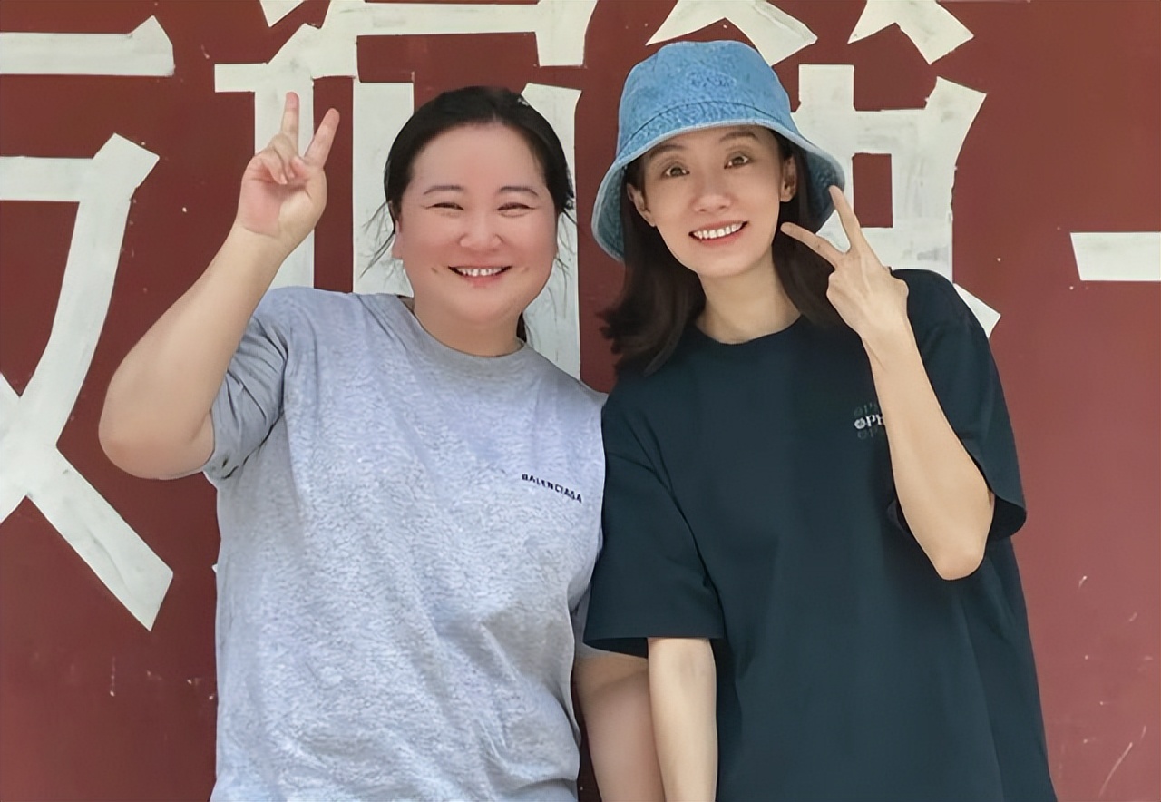 贾玲生日张小斐公开最新合照上热搜第一!网友:贾玲瘦了