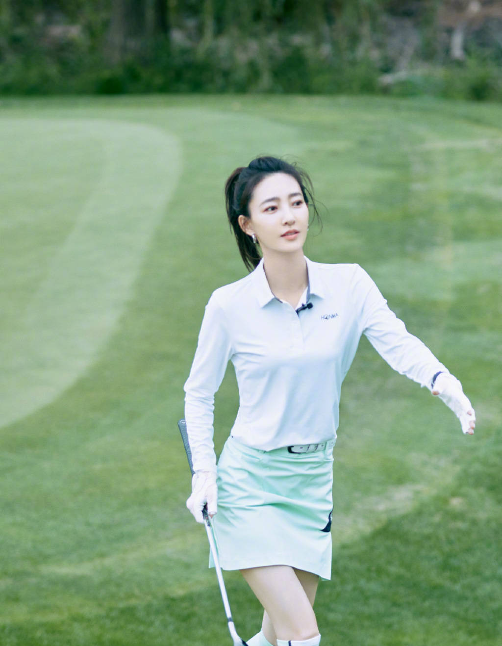 37岁王丽坤穿短裙打高尔夫,身材修长苗条气质绝佳