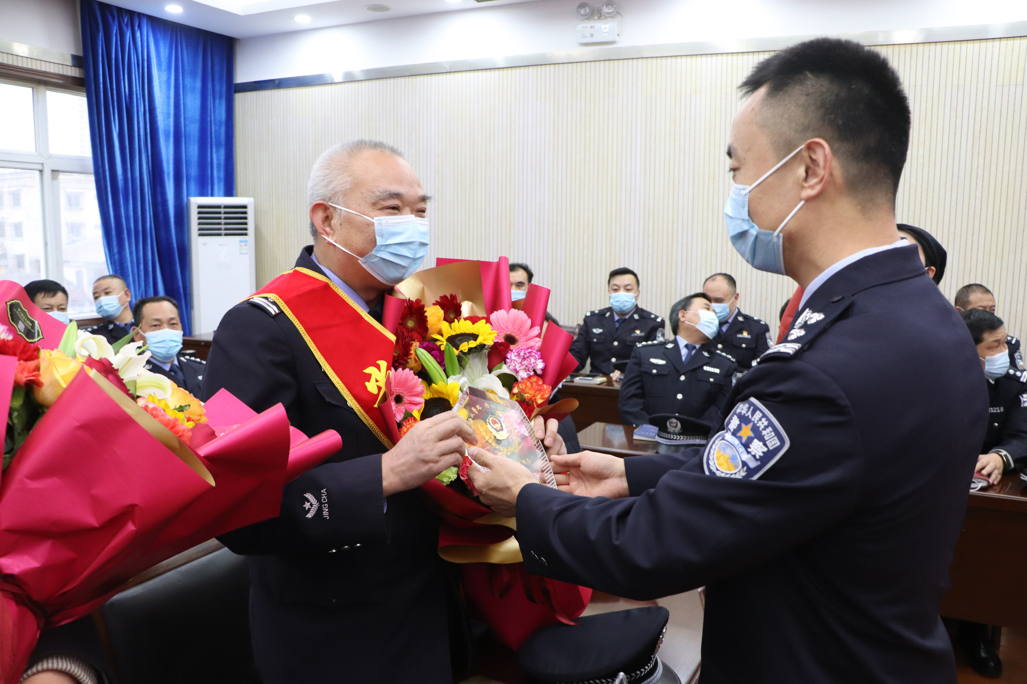 局党委委员,政工室主任李建军宣读6名退休民警工作履历和《勉县公安局