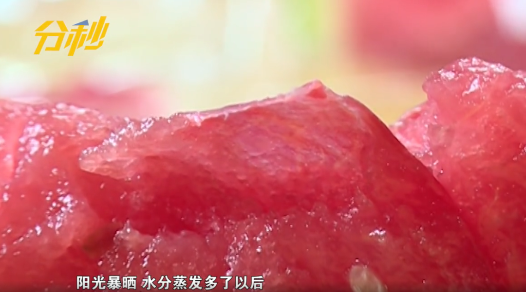 热点|懵了！西瓜一口咬下去，男子竟吃出“塑料膜”？专家：正常现象