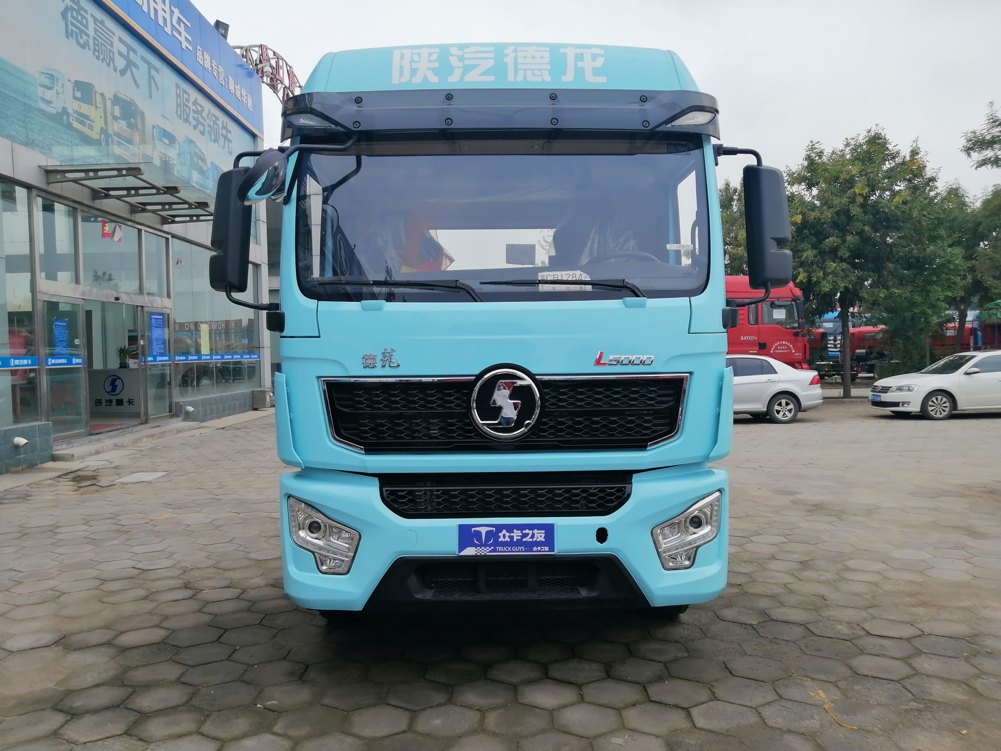 实拍德龙l5000,陕汽6米8旗舰载货车有多强,凭啥成中卡"黑马"