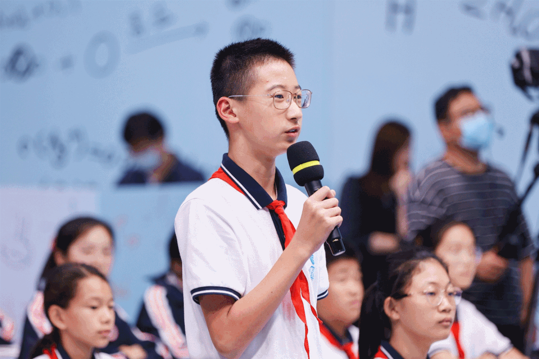 浙江大学附属中学高一学生孙振耀听得尤为认真,并将潘建伟课堂里的