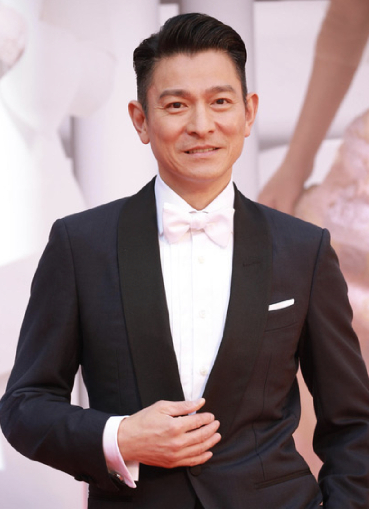 60岁刘德华早餐仅啃半个玉米,细嚼慢咽保持身材,跷二郎腿仍优雅