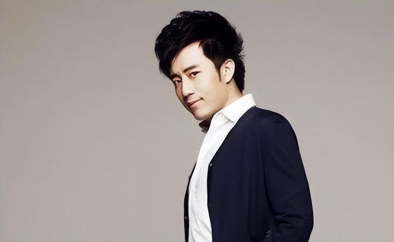 陈欧在纳斯达克交易市场的敲钟仪式正式完成,宣告着其麾下的聚美优品