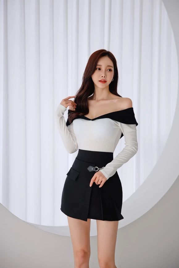 美人图鉴孙允珠:细腻黑砂石翻领露肩百褶挂裙