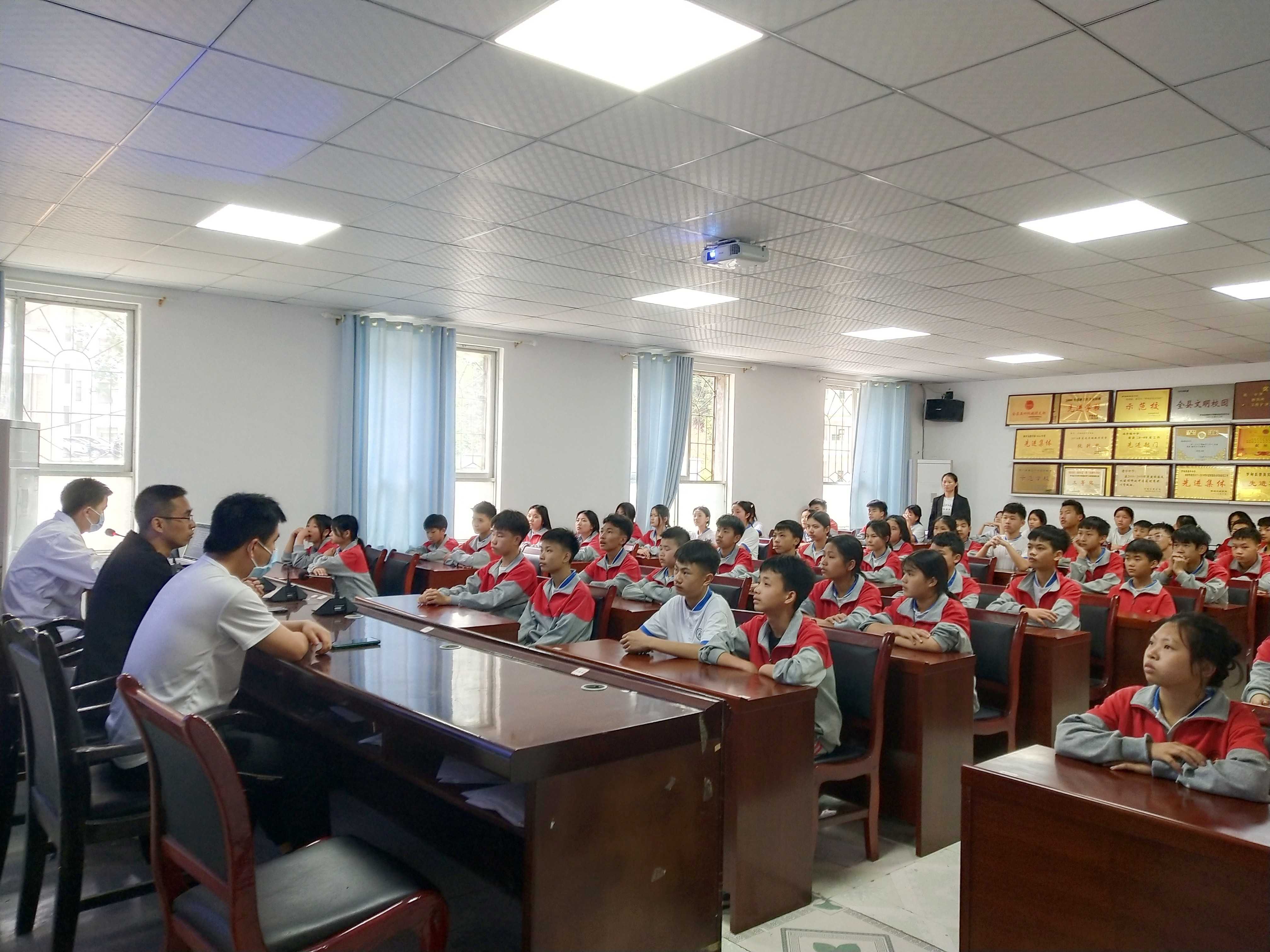 罗甸县逢亭镇中心卫生院开展"中医文化进校园"科普宣讲活动