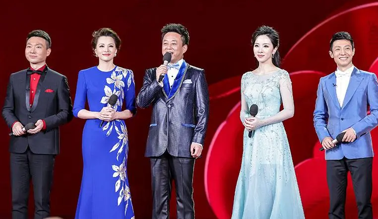 杨澜董卿同框对比差别大,网友:董卿你都经历了些什么?