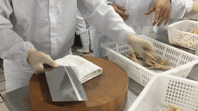 无骨鸡爪到底是怎么去骨的?流水线上的画面,让强迫症看得太爽了