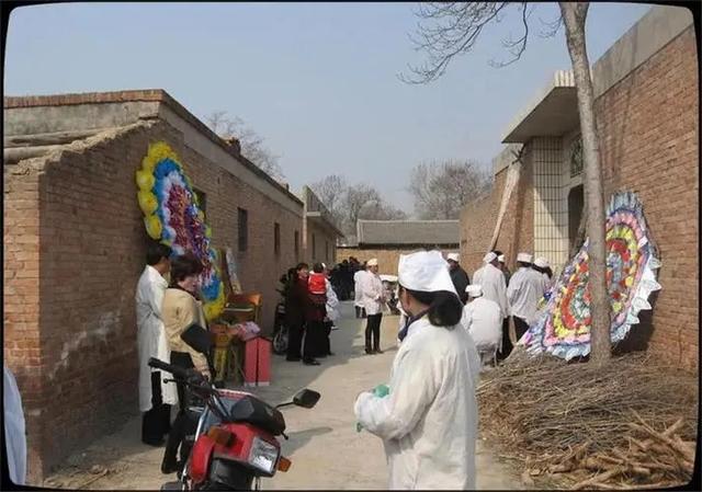 在农村里面,家里老人去世了,如何通知村里人前来吊孝?