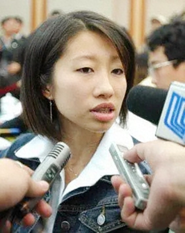 1992年4月,世界体操单项锦标赛上,陆莉第一次参加世界大赛,下杠时向后