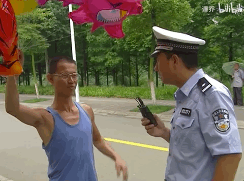 谭警官红过,气球哥绿过,如今都很难过|百家故事