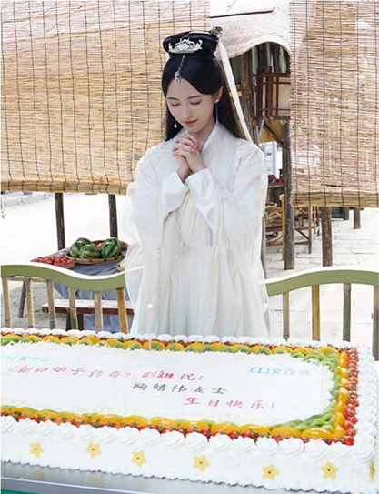 明星的生日蛋糕:肖战的朴素,孟美岐的精致,看到鞠婧祎:豪华版