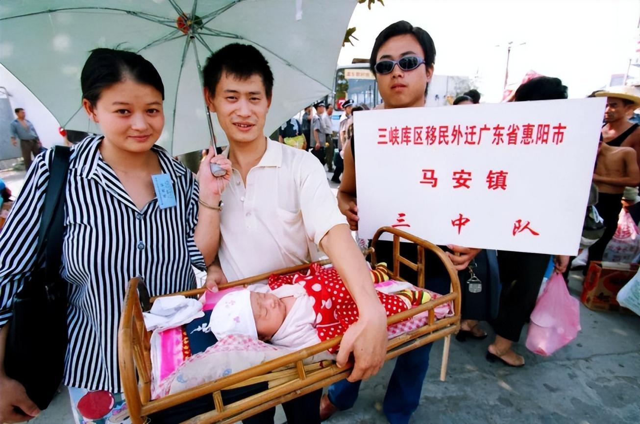 摄影师记录百万三峡移民:老汉带桃树永别故乡,整条船移民哭一片