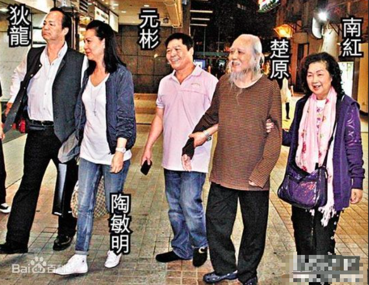 77歲狄龍與巴士相撞,車輛損毀人未受傷,頭頂發白身子骨卻很健朗